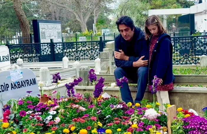 Mahsun Kırmızıgül, Edip Akbayram'ın Mezarını Ziyaret Etti!